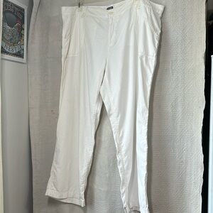 IZOD white capris